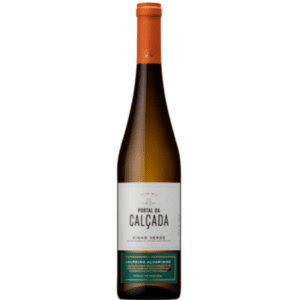Portal da Calcada Vinho Verde is een prachtige witte wijn uit de Vinho Verde DOC-regio in Portugal. Geproduceerd door het gerenommeerde wijnhuis Quinta da Calcada, biedt deze wijn een verfrissende en levendige drinkervaring. Met zijn blend van druivensoorten zoals Loureiro, Arinto, Azal, Trajadura is deze Vinho Verde een toonbeeld van frisheid en elegantie. Het moderne wijnbedrijf ligt te midden van 40 hectare wijngaarden.