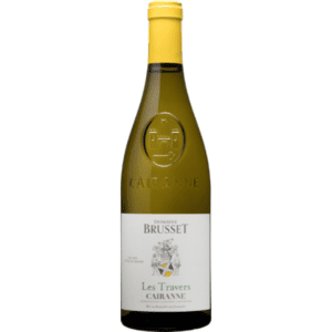 Ontdek de verfijnde Domaine Brusset Les Travers Cairanne Blanc. Een witte wijn die het rijke erfgoed van de Rhône-regio belichaamt. Geproduceerd door het gerenommeerde Domaine Brusset. Deze witte wijn vertegenwoordigt de perfecte harmonie tussen traditie en innovatie. In 1947 besloot de grootvader, André Brusset, om alle olijf- en fruitbomen te vervangen door wijnstokken. Dit markeerde het begin van een bloeiend succesverhaal voor de Côtes du Rhône wijnen.