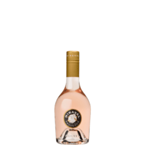 Miraval Côtes de Provence Rosé 35cl is een populaire en voortreffelijke rosé wijn die de essentie van de Provence in elke slok vangt. Dit prestigieuze wijndomein is gelegen in een idyllisch dal in Zuid-Frankrijk. Het is een ware weerspiegeling van de regio's schoonheid en rijke wijntraditie. De wijn is een blend van Grenache, Cinsault en Rolle en zorgvuldig geselecteerd uit duurzame wijngaarden.