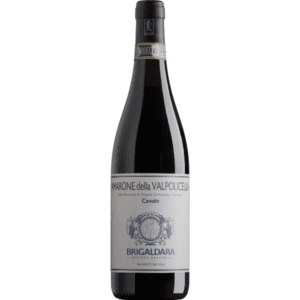 Brigaldara Amarone della Valpolicella Cavolo is een meesterwerk doordrenkt van eeuwenoude tradities en vakmanschap. Zijn oorsprong gaat terug tot een akte uit 1260 waar de naam Brigaldara voor het eerst verscheen. Sinds de invloedrijke Italiaanse wijnfamilie Cesari dit wijndomein in 1929 verwierf, heeft het een evolutie doorgemaakt. Waarbij in 1979 de focus volledig op wijnbouw ging onder leiding van de huidige eigenaar, Stefano Cesari.