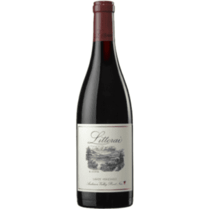 Stap binnen in de wereld van buitengewone smaken met Littorai Pinot Noir Savoy Vineyard 2019. Een meesterwerk uit Californië dat elke wijnliefhebber zal betoveren. Gemaakt van 100% Pinot Noir druiven afkomstig van de prachtige Savoy Vineyard. Deze wijngaard is gelegen in de Anderson Valley. Deze rode wijn belichaamt de perfecte balans tussen vakmanschap en natuurlijke pracht.
