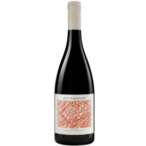 Pietradolce Etna Rosso DOC belichaamt het rijke erfgoed en de familietradities van Sicilië. Pietradolce, opgericht in 2005 door Michele Faro, ligt op de noordelijke hellingen van de Etna in Solicchiata. Dit wijnhuis bezit 30 hectare wijngaard, waarvan sommige al sinds 1930 zijn aangeplant. Op een hoogte variërend tussen 650 en 950 meter boven zeeniveau gedijen de wijnstokken uitstekend.